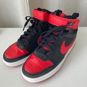 Nike high-top shoe (women's 7, youth 5) in excellent used condition